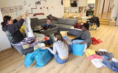 Izmenjevalnica oblačil in izdelovanje pasjih igrač iz starih odej